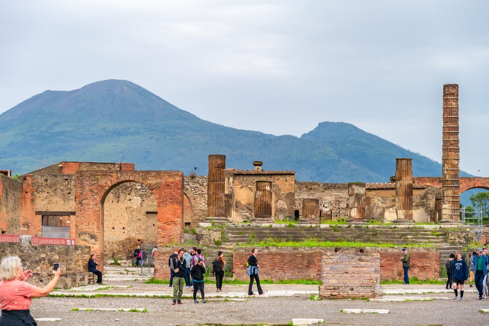 pompeii ruins family 